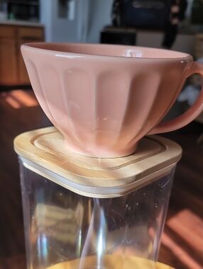 Sur la table Salmonish Ceramic Earthenware Latte Mug.  Portugal